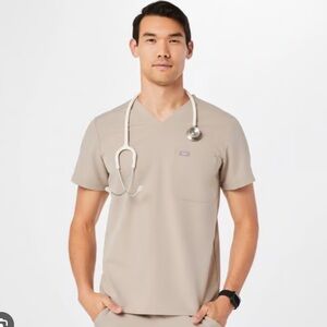 NEW WITH TAGS!! FIGS BOULDER SCRUB SET WITH 3-POCKET SCRUB TOP AND JOGGERS